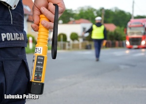 Policjanci na drodze podczas kontroli trzeźwości kierujących.