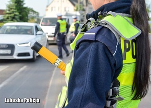 Policjantka z urządzeniem do badania trzeźwości na drodze.