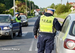 Policjanci podczas badania stanu trzeźwości kierujących.