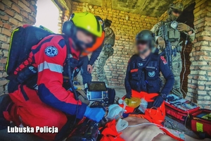 kontrterroryści i ratownicy medyczni ćwiczą udzielanie pomocy