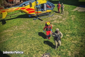kontrterroryści i ratownicy medyczni wychodzą z helikoptera