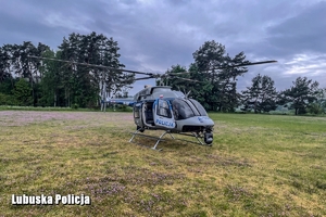 helikopter stoi na łące