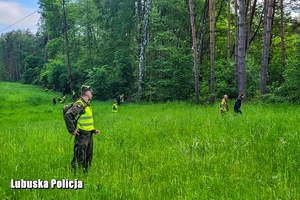 mundurowi przeszukują teren