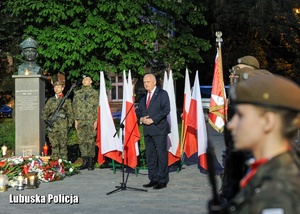 Wojewoda Lubuski przemawia podczas uroczystości.