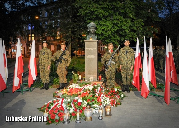 Posterunek honorowy przed pomnikiem.