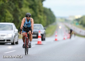 Mężczyzna podczas zawodów triathlonowych.