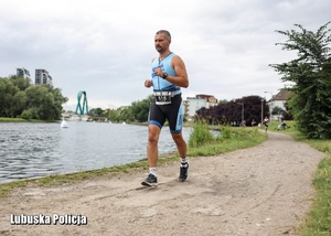 Mężczyzna podczas zawodów triathlonowych.