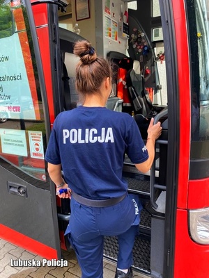 Policjantka wchodzi do krwiobusa