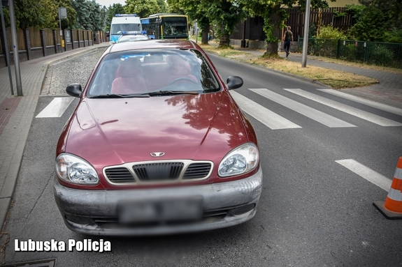 pojazd zatrzymany na przejściu dla pieszych