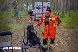 kobieta z grupy poszukiwawczej z psem