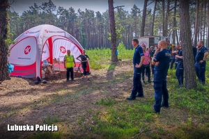 mundurowi szkolą się w lesie