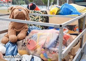 Przedmioty na licytacje umieszczone na przyczepie pojazdu.