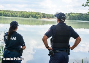 Polska policjantka i niemiecki policjant podczas kontroli akwenu.