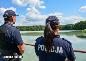 Polska policjantka i niemiecki policjant podczas kontroli akwenu.
