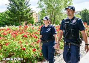 Polska policjantka i niemiecki policjant podczas patrolu.