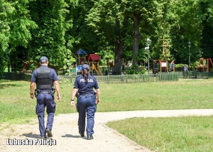 Polska policjantka i niemiecki policjant podczas patrolu.