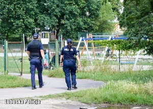 Polska policjantka i niemiecki policjant podczas patrolu.