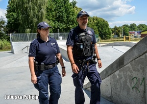 Polska policjantka i niemiecki policjant podczas patrolu.
