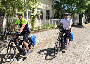 Niemiecki i polski policjant podczas patrolu na rowerach.
