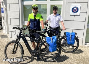 Niemiecki i polski policjant podczas patrolu na rowerach.