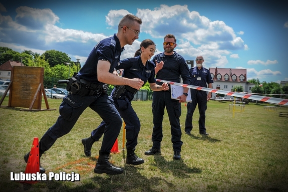 patrol pokonuje tor przeszkód