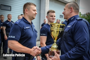 policjanci odbierają nagrodę