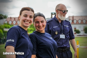 uśmiechnięte policjantki