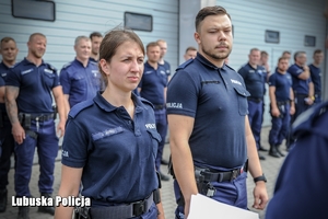 policjanci odbierają nagrodę