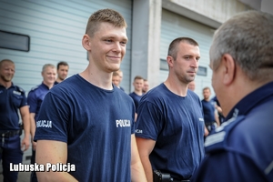 policjanci odbierają nagrodę