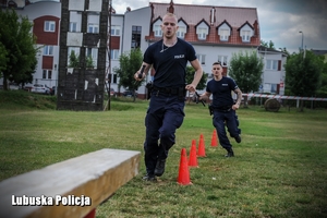 patrol pokonuje tor przeszkód