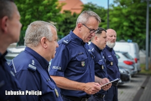 policjanci stoją na placu