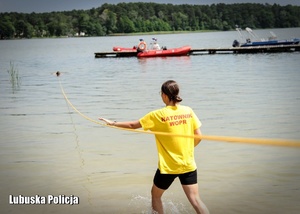 Ćwiczenia ratownicze nad jeziorem.