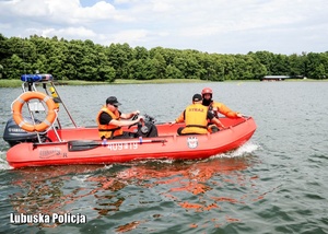 Motorówka straży pożarnej podczas ćwiczeń na jeziorze.