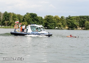 Policyjna motorówka podczas ćwiczeń na wodzie.