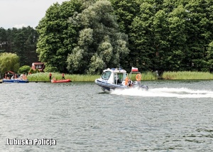 Motorówka płynąca jeziorem podczas ćwiczeń ratowniczych.