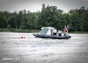 Policyjna motorówka podczas ćwiczeń na jeziorze.