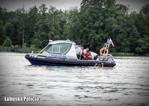 Policyjna motorówka podczas ćwiczeń nad jeziorem.