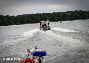 Motorówki płynące po jeziorze.