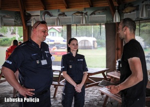 Policjanci z mężczyzną podczas zakończenia szkolenia.