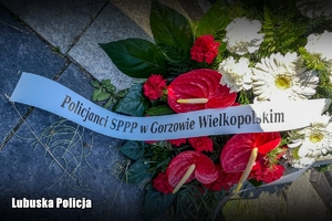 wiązanka kwiatów przy grobie policjanta