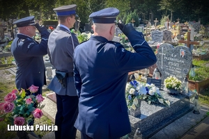 policjanci oddają honor przy grobie