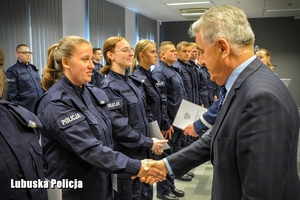 policjanci odbierają akty ślubowania