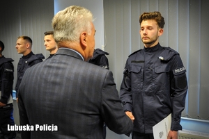 policjanci odbierają akty ślubowania