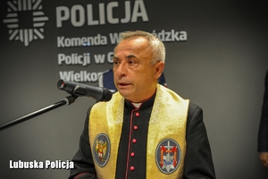 Kapelan policji przemawia z mównicy