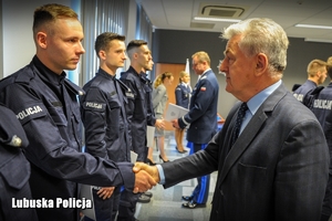 policjanci odbierają akty ślubowania