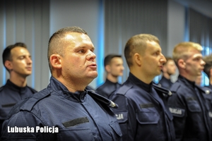 policjanci stojący w szeregu