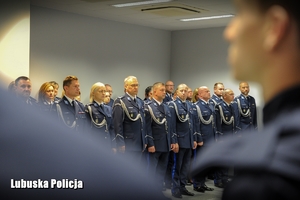 policjanci stojący w szeregu