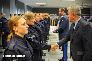 policjanci odbierają akty ślubowania