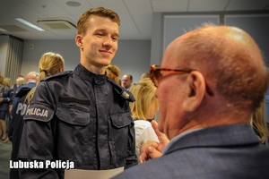 policjant rozmawia z mężczyzną