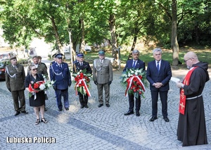 Uczestnicy wydarzeń rocznicowych podczas modlitwy.